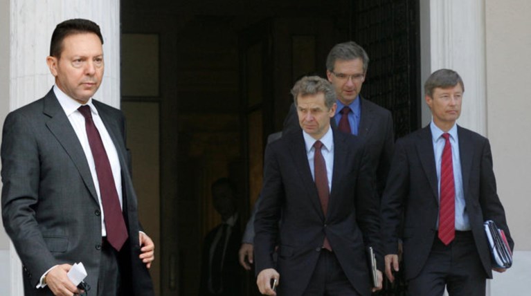 Νέα μείωση μισθών ζητά η Τρόικα