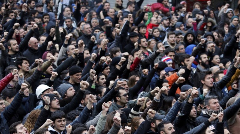 Τουρκία: Φουντώνει το κύμα οργής στις πλατείες