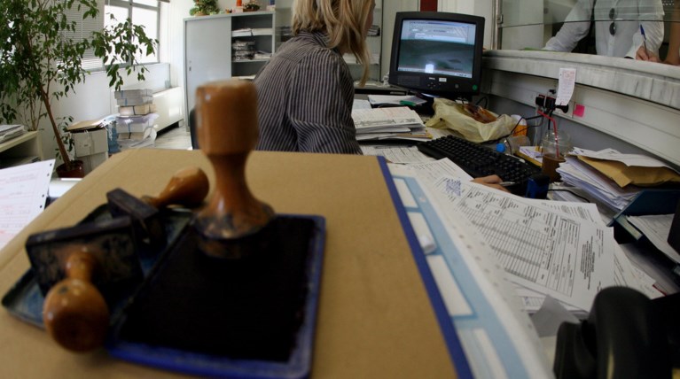 Αποζημιώσεις και επίδομα ανεργίας για τους δημόσιους υπαλλήλους που θα απολυθούν