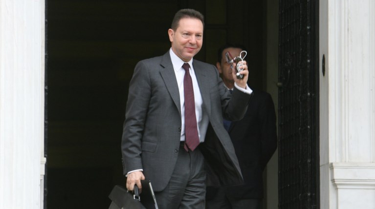 Ο Στουρνάρας κουνάει μαντήλι στην κυβέρνηση