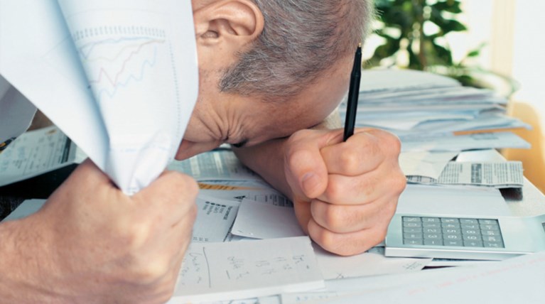 Βουλιάζουν στα χρέη προς την εφορία οι Ελληνες