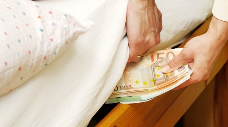 Βούτηξαν 33.000 ευρώ, κάτω από το στρώμα