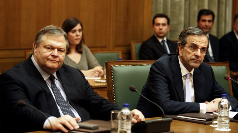 Μαζί στα δύσκολα, στις παροχές χώρια
