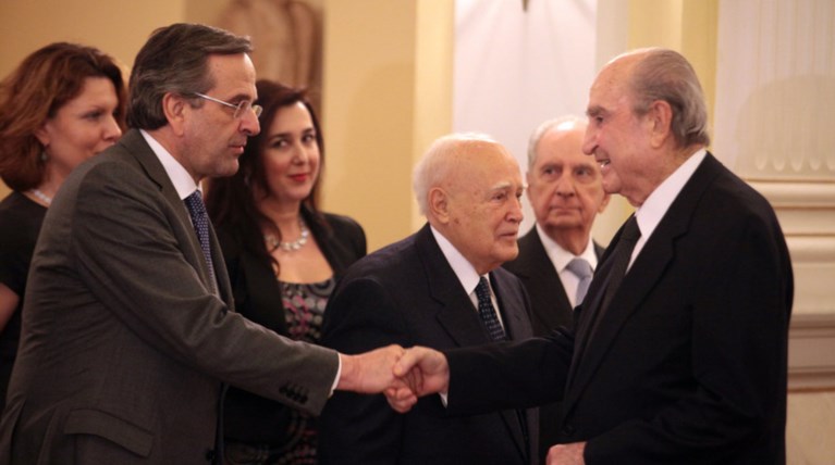 Η οικογένεια Μητσοτάκη χτυπά Σαμαρά