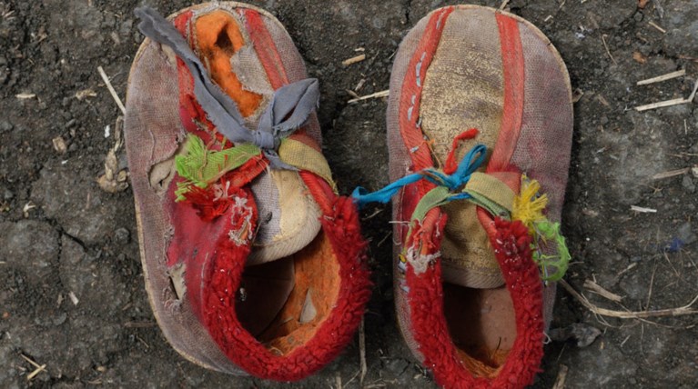 Τα «αναστάσιμα παπούτσια» των προσφύγων του Σουδάν