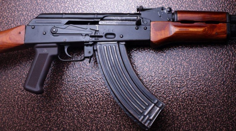 Χανιά: Μπαλωθιές με καλάσνικοφ σε παιδικό δωμάτιο