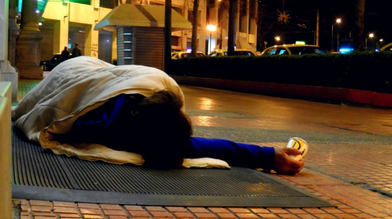 Αγρια δολοφονία άστεγης στη Γλυφάδα