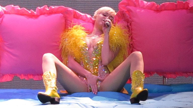 Η Μάιλι Σάιρους τρελάθηκε: Μάθημα σεξ επί σκηνής!