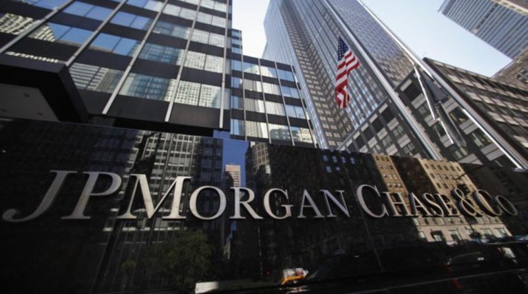 JP Morgan: Δεν χρειάζεται νέο πακέτο η Ελλάδα- «Καμπανάκι» για το χρεος