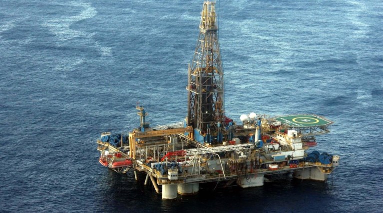 Forbes: Εύσημα για τα πετρέλαια και ανησυχία για τις πολιτικές εξελίξεις