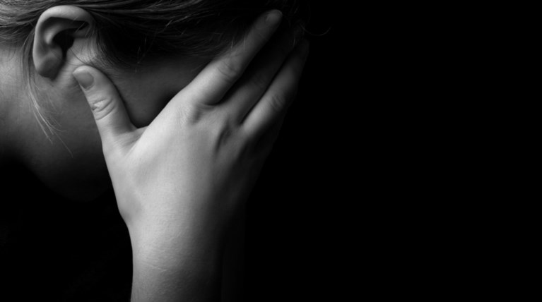 Σοκ: Γυναίκα βίασε 17χρονη στο Μενίδι