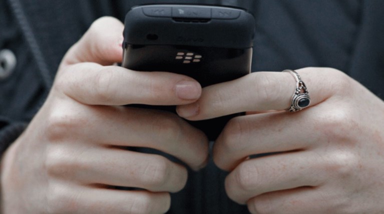 Θα φορολογούνται όσοι χρησιμοποιούν εταιρικά κινητά, κάρτες και αυτοκίνητα – Το κρυφό χαράτσι