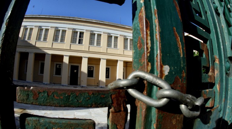 Στα... κάγκελα οι διοικητικοί, στήνουν φράγμα στο εξάμηνο