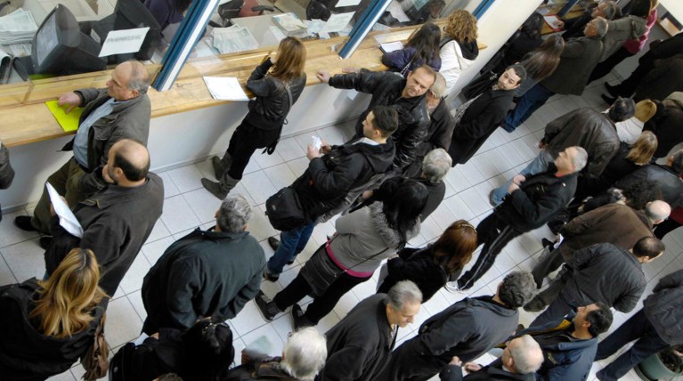 Κάθε μήνα στο γκισέ της Εφορίας - Εξι φόροι από τον Ιούλιο μέχρι το τέλος του χρόνου