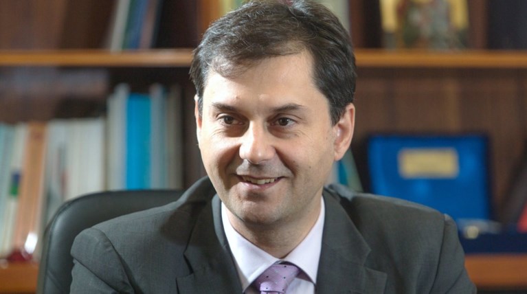 Bloomberg:Ο Θεοχάρης έφυγε επειδή πήγε να ελέγξει 300 Ελληνες Κροίσους