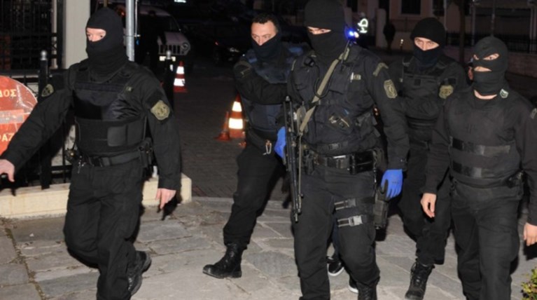 Τρεις συλλήψεις για το φουσκωτό με τα όπλα