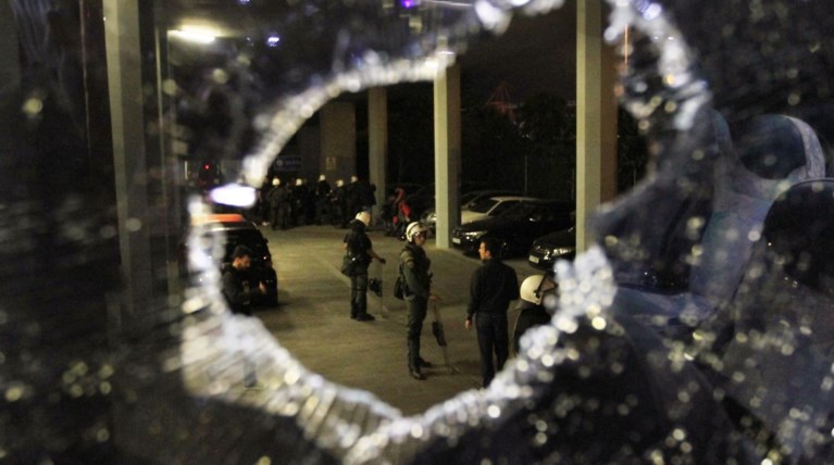 Επίθεση με πέτρες σε λεωφορείο της ΕΘΕΛ στα Ανω Λιόσια