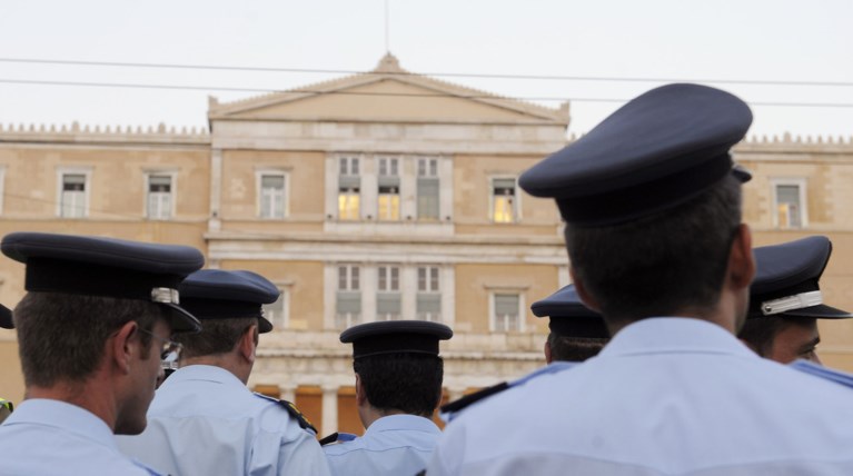 «Καμπανάκι» από την Τρόικα για ενστόλους και δικαστικούς