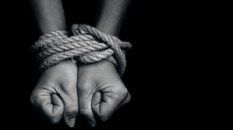 Αδίστακτοι σωματέμποροι φυλάκισαν 20χρονη και την εξέδιδαν