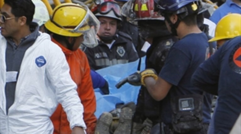 Ενας νεκρός και 17 τραυματίες από κατάρρευση κτιρίου στο Μεξικό