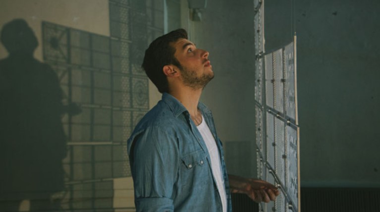 Ο 23χρονος καλλιτέχνης που κάνει τέχνη από τα ... εργόχειρα της γιαγιάς του