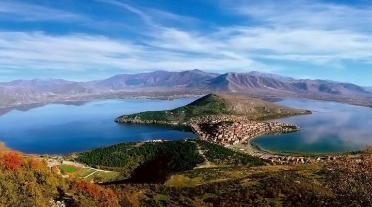 Περιήγηση στη λίμνη της Καστοριάς