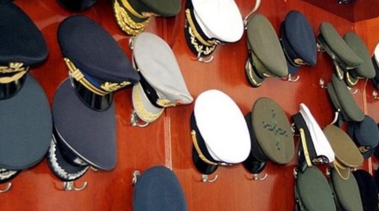 Στα «κάγκελα» οι ένστολοι