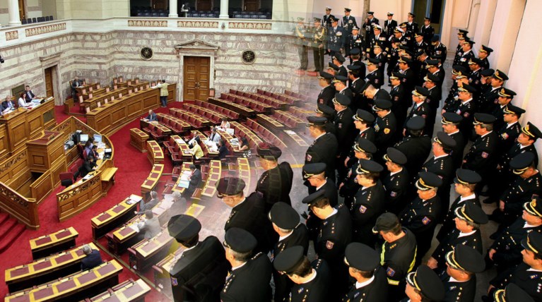 Αλλάζει η διάταξη για το επικουρικό των ενστόλων