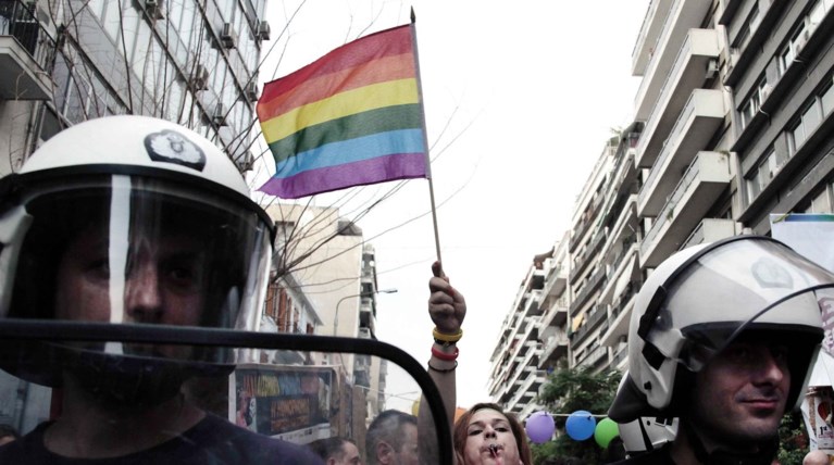 Εντεκα LGBT οργανώσεις καταδικάζουν την ομοφοβική βία από αστυνομικούς