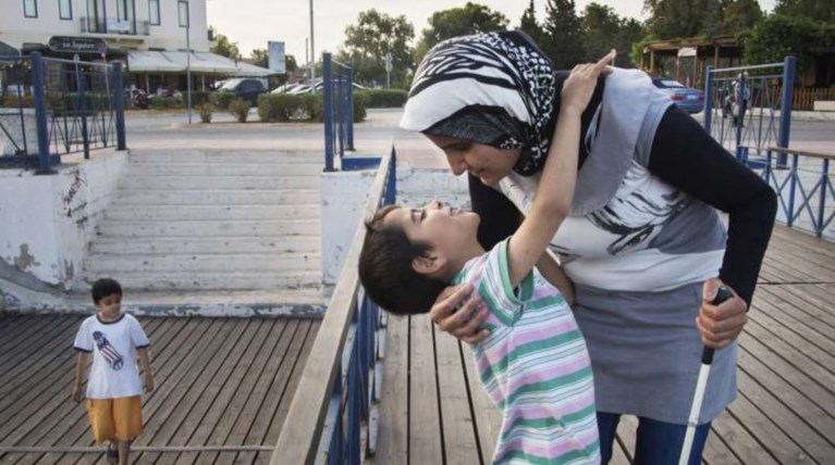 Σύροι πρόσφυγες στην Ελλάδα. Δυο ιστορίες και τα καρέ της προσφυγιάς