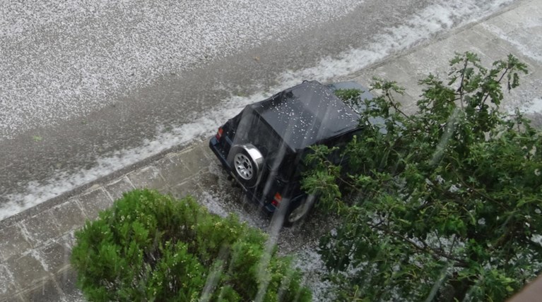 Κακοκαιρία: Εστρωσε χαλάζι στα Γιάννενα