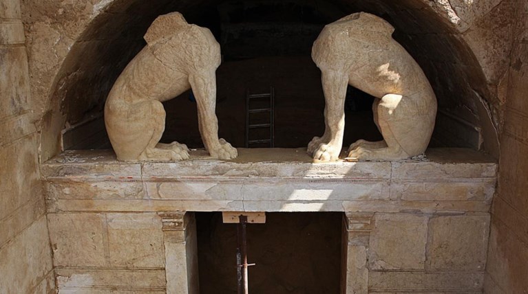 Λ.Mενδώνη: Δεν έχει συληθεί η Αμφίπολη