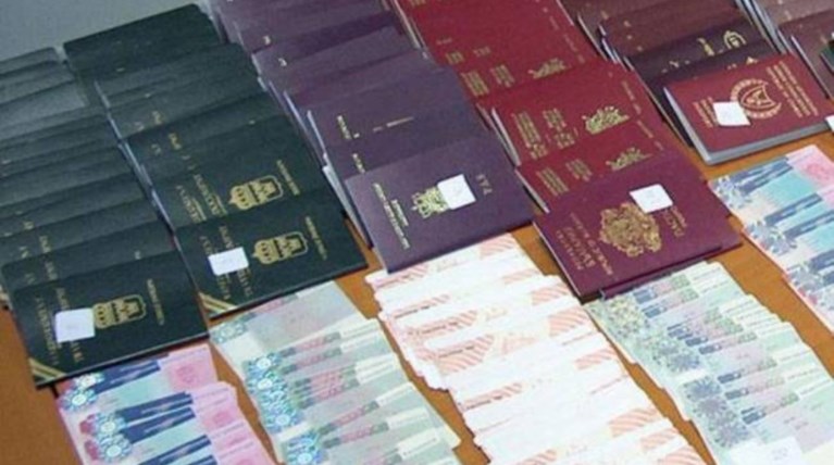 Διεθνές κύκλωμα πλαστογράφων εξαρθρώθηκε σε συντονισμένη επιχείρηση.