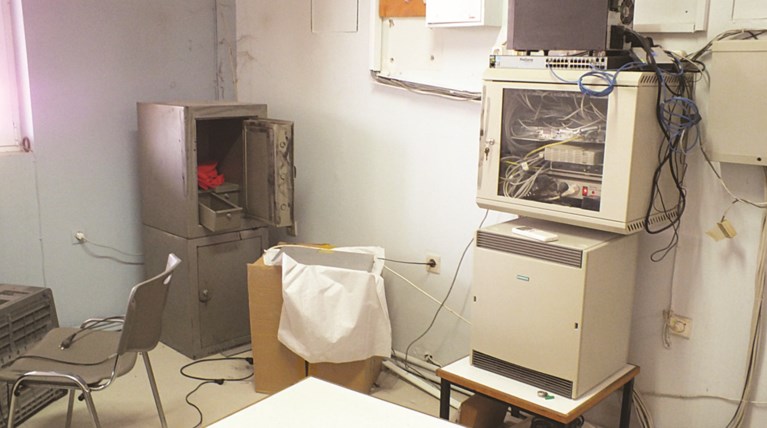 Εισβολή κουκουλοφόρων με βαριοπούλα σε Κέντρο Υγείας