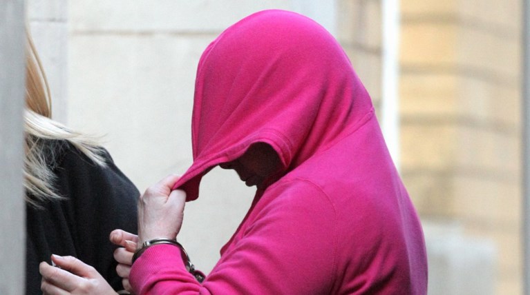 Η μητέρα της την ανάγκασε να πάει με 1.800 άνδρες στο όνομα του σατανά