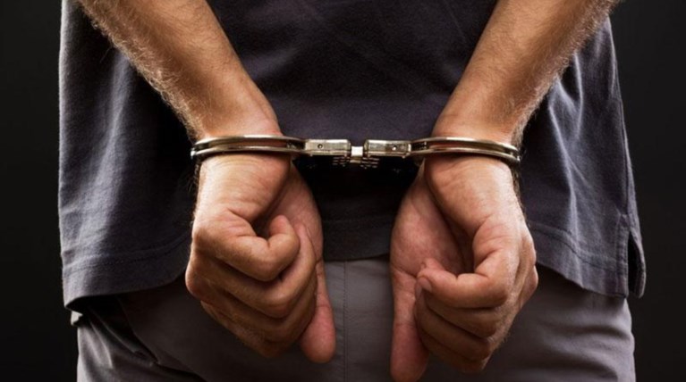 Φρένο στις χειροπέδες για τους μικροφειλέτες