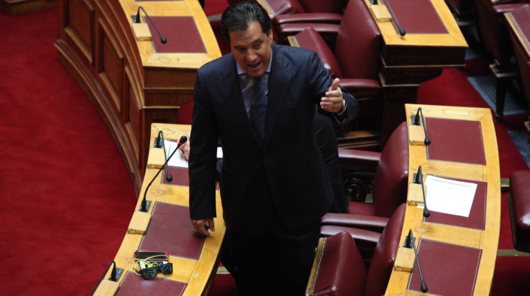 Νέο σόου: Πώς ο Αδωνις έστησε παγίδα στον Βούτση μέσα στη Βουλή