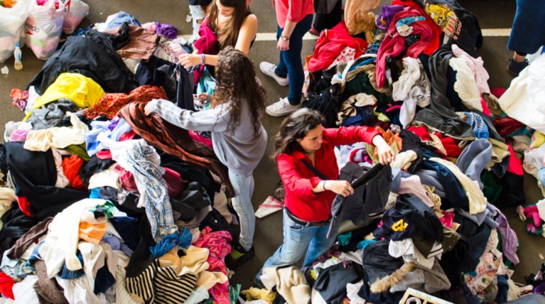 Τα μεταχειρισμένα ρούχα είναι μόδα! Πού θα τα βρεις