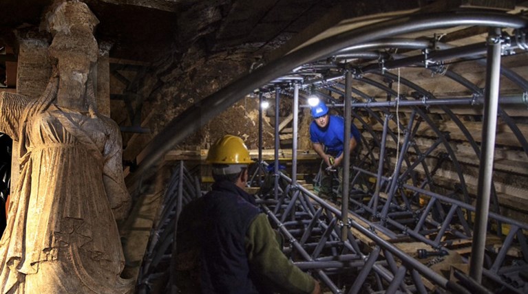 Αμφίπολη: Πού οδηγεί η μαρμάρινη θύρα