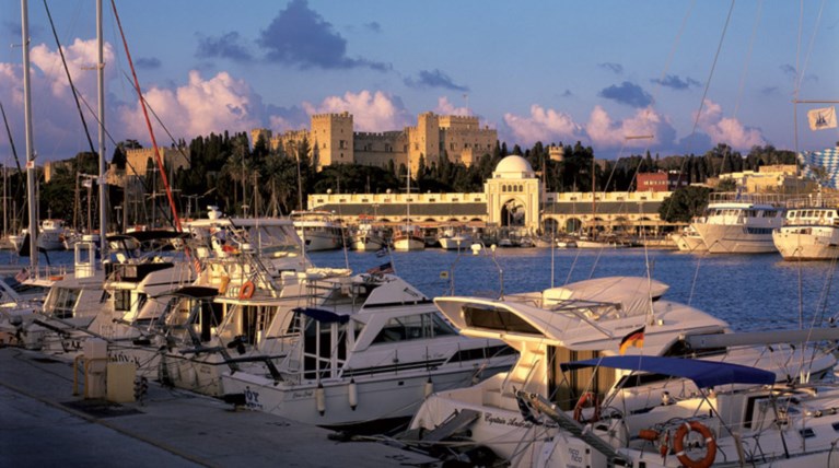 «Δρόμοι προς τη Ρόδο»: Ο πρώτος Μαραθώνιος δρόμος