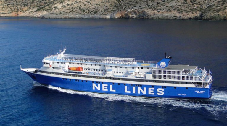 Με μια μηχανή λιγότερη ταξιδεύει το Aqua Jewel