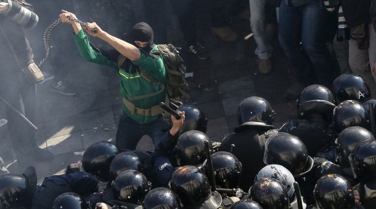 Σφοδρές συγκρούσεις ακροδεξιών-αστυνομικών έξω από την ουκρανική Βουλή