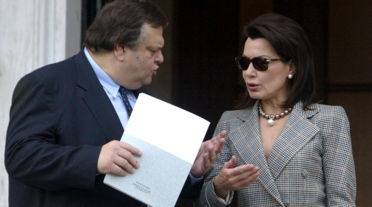 Βενιζέλος κατά Γιάννας: «πάμπλουτοι χομπίστες» και «λαθρέμποροι επιρροής»