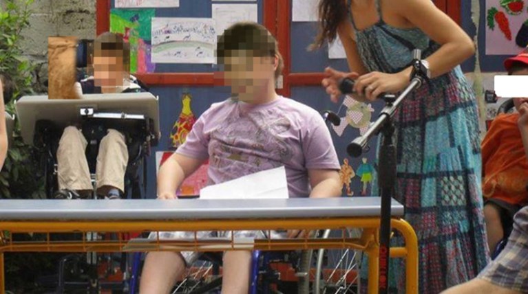 Αφήνουν χωρίς σχολείο μαθητή με αναπηρία