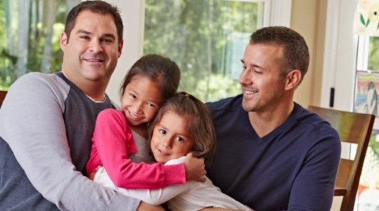 Δύο μπαμπάδες, δύο κόρες, δύο σκυλιά, μια χαρούμενη οικογένεια