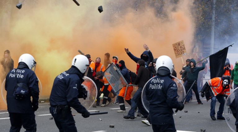 Βρυξέλλες: Αιματηρες διαδηλώσεις για τα νέα μέτρα λιτότητας