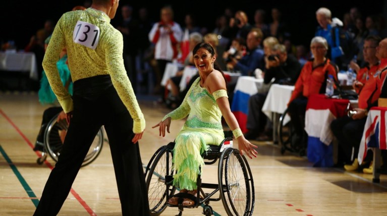 Ρυθμός, χάρη και στιλ πάνω σε αναπηρικό καροτσάκι