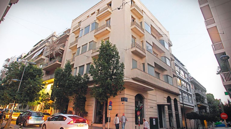 Στο σφυρί σήμερα το πολυόροφο του Καρούζου στο Κολωνάκι