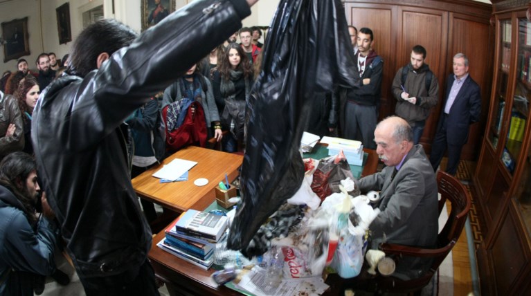 Διαμαρτυρόμενοι φοιτητές άδειασαν σακούλες με σκουπίδια στην Πρυτανεία
