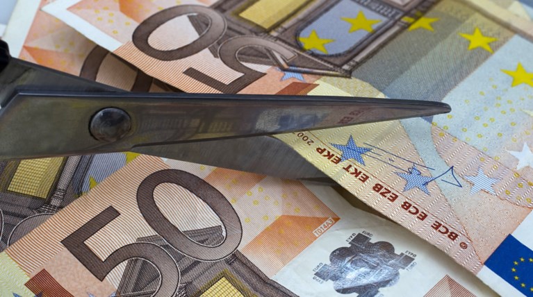 Μαχαίρι στους μισθούς των δημοσίων υπαλλήλων από Ιούλιο